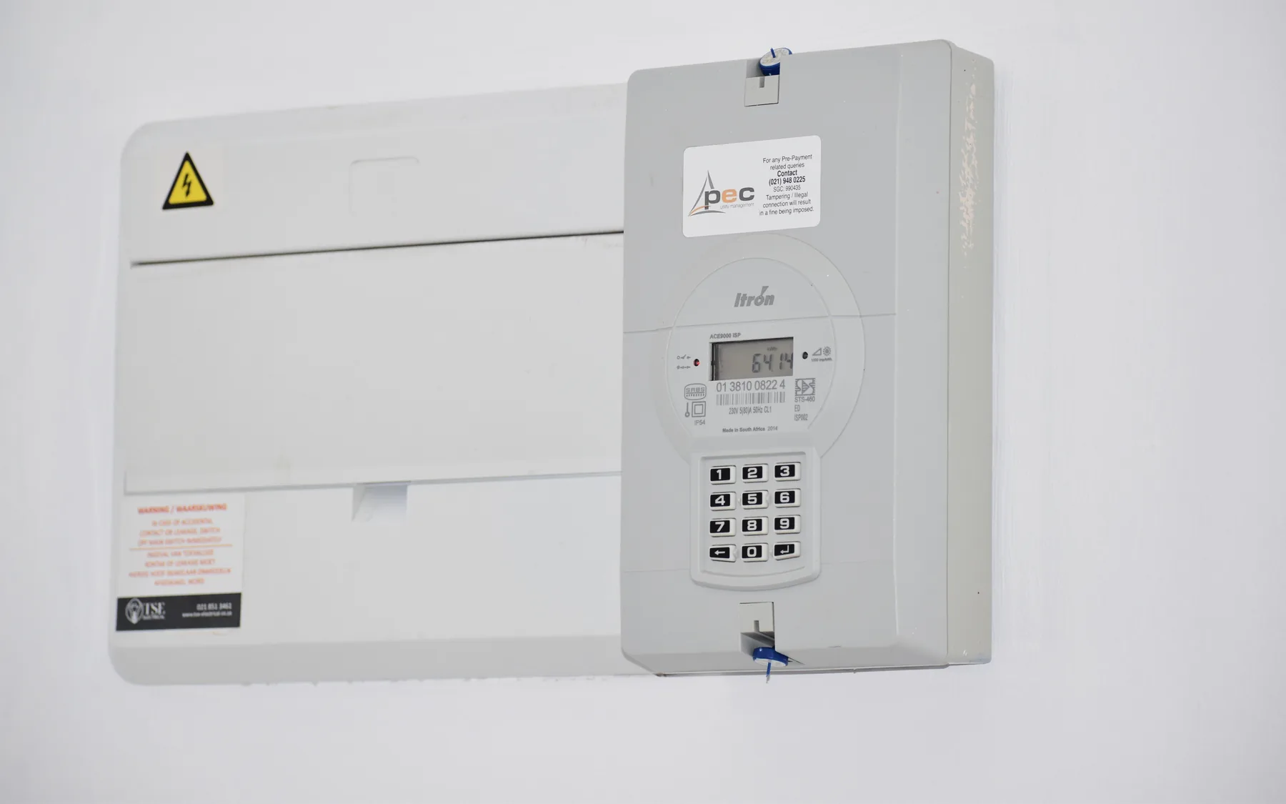 Contador eléctrico digital moderno instalado en una pared