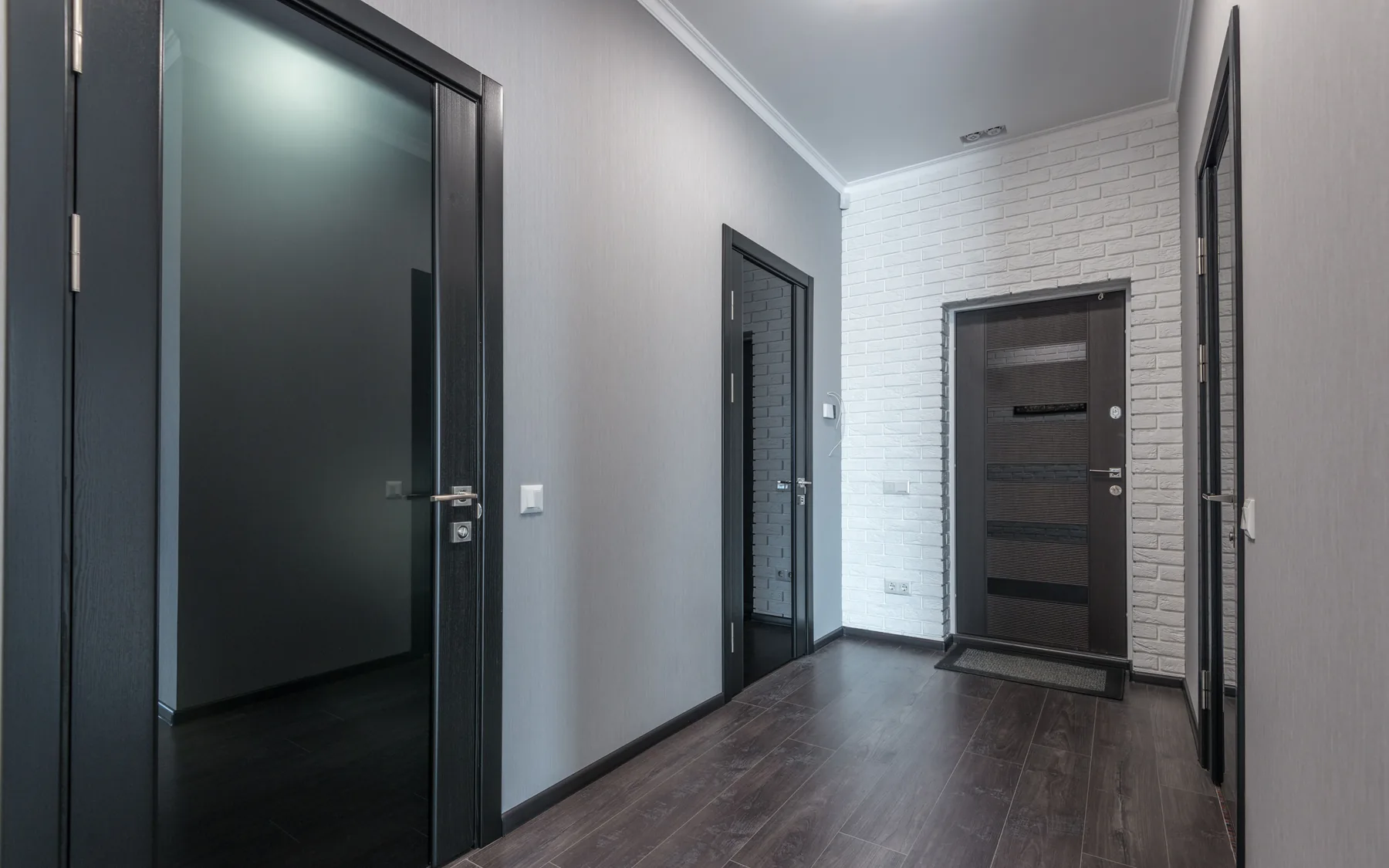 Portal moderno de un edificio de viviendas con puerta blindada e iluminación